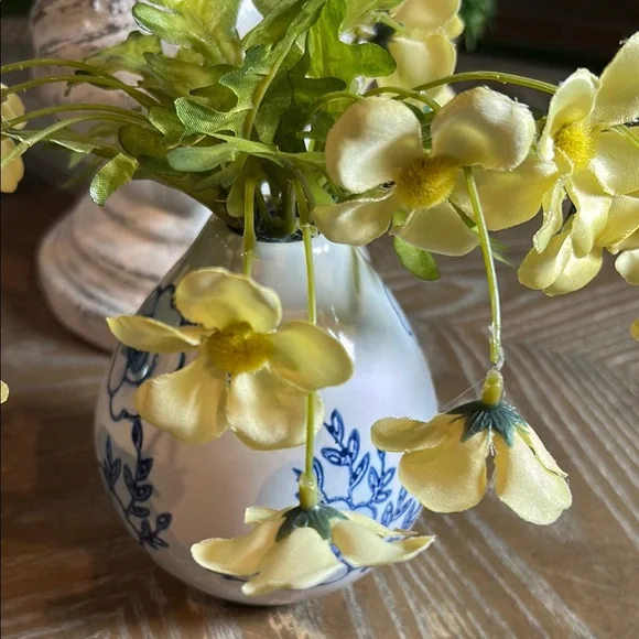 NEW! Vintage Inspired Blue & White Floral Chinoiserie Ceramic Vase Centerpiece - Picture 2 of 5